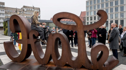 Rzeźba zatytułowana „Love Hate” Mii Florentine Weiss została odsłonięta we Wrocławiu. Fot. PAP/M. Kulczyński
