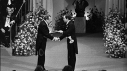 Sztokholm, 10.12.1980. Czesław Miłosz podczas ceremonii wręczenia Nagrody Nobla w dziedzinie literatury. PAP/CAF-J. Undro