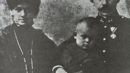 Wadowice ok. 1908. Rodzice Karola Wojtyły: Karol i Emilia z domu Kaczorowska, ze starszym bratem Edmundem.  PAP/Reprodukcja 