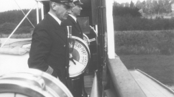  Mamert Stankiewicz na mostku kapitańskim "Polonii" 1931 r.. Źródło: NAC