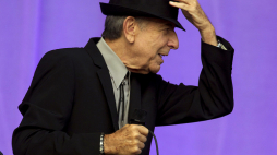 Leonard Cohen podczas występu w Amsterdamie 2012 r.  Fot. PAP/EPA