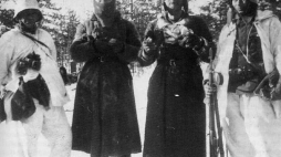 Jeńcy sowieccy podczas wojny zimowej. Źródło: Wikimedia Commons
