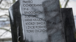 Warszawa, 15.02.2016. Uroczystość przed pomnikiem Ciechociemnych Spadochroniarzy AK przy ul. Matejki w Warszawie. KOD złożył hołd z okazji 75. rocznicy pierwszego zrzutu Cichociemnych na okupowane terytorium polskie. Fot. PAP/M. Obara