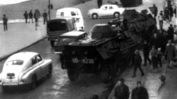 ZDJĘCIE ARCHIWALNE w związku z procesem w sprawie wydarzeń na Wybrzeżu w Grudniu 1970 roku. N/z: 18.12.1970 rok, samochody opancerzone stojące na ulicach Szczecina w grudniu 1970 roku podczas zamieszek, które wybuchły w mieście, w pobliżu wozów mieszkańcy rozmawiają z żołnierzami. PAP/CAF Reprodukcja