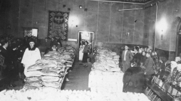 12 1939. Starachowice. Fragment spotkania świątecznego. Na stołach widoczne paczki żywnościowe przygotowane dla rodzin bezrobotnych. Źródło: NAC