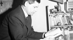 Zbigniew Herbert, lata 60. Fot. PAP/C. Langda