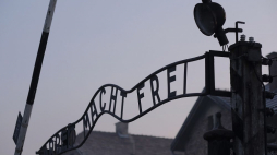 Brama byłego niemieckiego obozu koncentracyjnego Auschwitz. Fot. PAP/A. Grygiel
