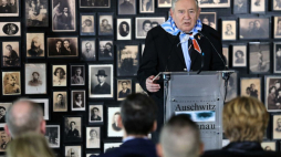 Były więzień niemieckiego obozu Auschwitz-Birkenau Bogdan Bartnikowski przemawia podczas uroczystości 10-lecia Fundacji Auschwitz-Birkenau. Fot. PAP/A. Grygiel