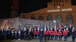 Premier Mateusz Morawiecki (C) przemawia podczas uroczystości przed Krzyżem-Pomnikiem, upamiętniającym poległych górników. Fot. PAP/H. Bardo