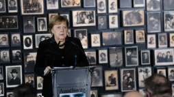 Oświęcim, 06.12.2019. Kanclerz Niemiec Angela Merkel podczas uroczystości 10-lecia Fundacji Auschwitz-Birkenau na terenie obozu. PAP/A. Grygiel