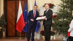 Premier Mateusz Morawiecki (L) oraz poseł PiS Jan Dziedziczak, który został powołany na stanowisko Pełnomocnika Rządu ds. Polonii i Polaków za granicą w KPRM w Warszawie. Fot. PAP/L. Szymański