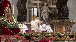 Watykan. 24.12.2019. Papież Franciszek odprawia mszę w bazylice św. Piotra. Fot. PAP/EPA