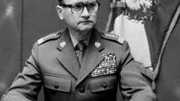 Warszawa, 13.12.1981. I sekretarz KC PZPR, premier, gen. Wojciech Jaruzelski ogłasza stan wojenny. 13 grudnia 1981 roku dekretem Rady Państwa został wprowadzony stan wojenny. Powołano Wojskową Radę Ocalenia Narodowego (WRON), władzę w PRL przejęło wojsko. Fot. PAP