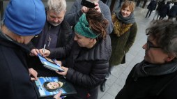 Olga Tokarczuk (C) rozdaje autografy przed hotelem w Sztokholmie. 07.12.2019. Fot. PAP/W. Olkuśnik