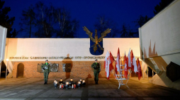 Obchody 100. rocznicy powrotu Leszna do macierzy przed pomnikiem Żołnierzy Garnizonu Leszczyńskiego. Fot. PAP/J. Kaczmarczyk