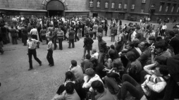 Katowice, 1981-05-25. Niezależne Zrzeszenie Studentów oraz Solidarność zorganizowały marsz protestacyjny przeciwko przetrzymywaniu więźniów politycznych. Nz. uczestnicy marszu. Fot. PAP/CAF/K. Seko