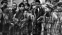 Ocalałe dzieci, więźniowie niemieckiego obozu koncentracyjnego Auschwitz. 01.1945. Fot. PAP/Reprodukcja