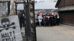 Oświęcim, 27.01.2020. Byli więźniowie oraz prezydent Andrzej Duda na terenie byłego obozu Auschwitz II-Birkenau. Fot. PAP/A. Grygiel