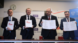 Wiceminister kultury i dziedzictwa narodowego Jarosław Sellin (L), prezes TVP Jacek Kurski (2L), przewodniczący NSZZ „Solidarność” Piotr Duda (P) oraz wicepremier, minister aktywów państwowych Jacek Sasin (2P) podczas uroczystego podpisania listu intencyjnego ws. organizacji i produkcji koncertu z okazji 40-lecia powstania NSZZ „Solidarność”. Fot. PAP/M. Obara