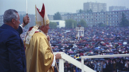 Papież Jan Paweł II podczas uroczystości Najświętszego Serca Pana Jezusa. Płock, 07.06.1991. Fot. PAP/W. Kryński
