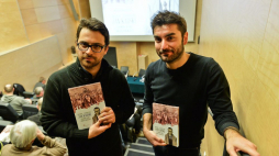 Autorzy komiksu „Jan Karski. Człowiek, który odkrył Holocaust”: Marco Rizzo (P) i Lelio Bonaccorso. 2015 r. Fot. PAP/M. Obara