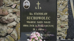 Symboliczny grób ks. Stanisława Suchowolca przy kościele w Suchowoli. Fot. PAP/J. Ochoński