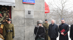 Warszawa, 17.01.2020. Sekretarz stanu w Kancelarii Prezydenta Wojciech Kolarski, wiceminister spraw zagranicznych Paweł Jabłoński i ambasador Węgier Orsolya Zsuzsanna Kovacs przed tablicą upamiętniającą Raoula Wallenberga. Fot. PAP/R. Pietruszka