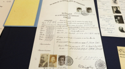 Jeden z paszportów latynoamerykańskich wystawionych osobom pochodzenia żydowskiego w okresie Holokaustu, przez Poselstwo RP w Szwajcarii we współpracy z organizacjami żydowskimi. Fot. PAP/P. Supernak