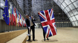 Demontaż brytyjskiej flagi w siedzibie Rady Europejskiej. 31.01.2020. Fot. PAP/EPA
