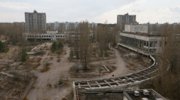 Widok na opuszczone miasto Prypeć. Fot. PAP/EPA