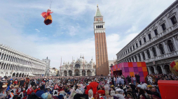 Inauguracja karnawału w Wenecji: Lot Anioła. 16.02.2020. Fot. PAP/EPA
