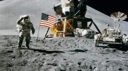 1971. James Irwin oddaje honory fladze amerykańskiej. Obok lądownik księżycowy LM oraz pojazd LRV. Źródło: Wikipedia Commons