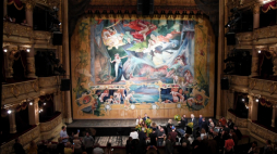 Kraków, 09.10.2018. Uroczyste odsłonięcie kurtyny Wyspiańskiego, 9 bm. w Teatrze im. Juliusza Słowackiego w Krakowie. Kurtyna powstała dzięki inicjatywie Małopolskiej Agencji Rozwoju Regionalnego i będzie używana zamiennie z istniejącą od 124 lat kurtyną Henryka Siemiradzkiego. Fot. PAP/J. Bednarczyk