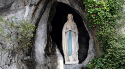 Francja, Lourdes, 15.08.2017. Sanktuarium Matki Bożej w Lourdes. Fot. PAP/M. Bielecki