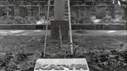 Pomnik katyński ustawiony 31 lipca 1981 r. w tzw. Dolince Katyńskiej na Cmentarzu Wojskowym na warszawskich Powązkach. Źródło: Archiwum Andrzeja Melaka