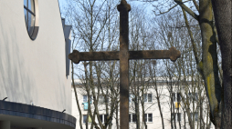 Nowa Huta, Kraków. Pomnik Krzyża Nowohuckiego przed Kościołem Najświętszego Serca Pana Jezusa; widok współczesny. Źródło: Wikipedia Commons
