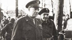 Gen. Dwight Eisenhower wizytuje oddziały 1. Dywizji Pancernej, gen. Stanisław Maczek po prawej, Holandia 1944 r. Źródło: Wikipedia Commons