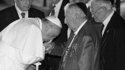 Eliezer „Lolek” Grynfeld i papież Franciszek podczas uroczystości w Yad Vashem. 2014 r. Fot. PAP/EPA