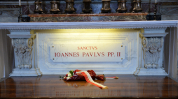 Watykan, 17.05.2016. Grób Jana Pawła II w Watykanie. Fot. PAP/J. Turczyk