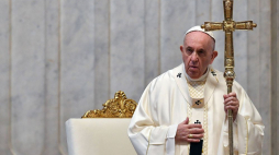 Papież Franciszek odprawia mszę Wieczerzy Pańskiej. 09.04.2020. Fot. PAP/EPA