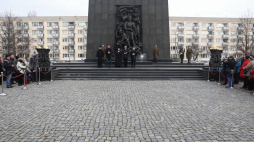 Warszawa, 27.01.2020. Pomnik Bohaterów Getta w Warszawie. Uroczystości w ramach obchodów 15. Międzynarodowego Dnia Pamięci o Ofiarach Holokaustu. PAP/T. Gzell