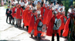 Parada Straży Wielkanocnych, zwanych na Podkarpaciu „Turkami”, w Grodzisku koło Leżajska. 2000 r. Fot. PAP/J. Paszkowski