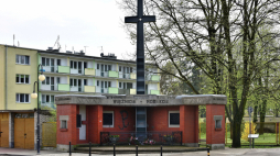 Pomnik ofiar obozu NKWD przy ul. Marsa w Rembertowie. Źródło: Wikipedia Commons