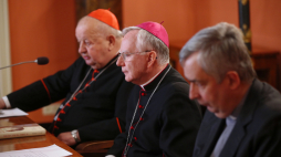 Kraków, 15.05.2020. Metropolita krakowski abp Marek Jędraszewski, kard. Stanisław Dziwisz oraz dyrektor Ośrodka Badań nad Myślą Jana Pawła II Uniwersytetu Papieskiego Jana Pawła II w Krakowie o. prof. Jarosław Kupczak podczas prezentacji listu papieża Benedykta XVI z okazji 100. rocznicy urodzin św. Jana Pawła II. Fot. PAP/Ł. Gągulski