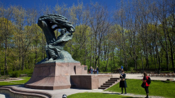 Pomnik Fryderyka Chopina w Łazienkach Królewskich w Warszawie. Fot. PAP/J. Ochoński