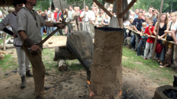 Nowa Słupia, 2007-08-19. Pokaz wytopu żelaza starożytnymi metodami w piecach zwanych dymarkami podczas 41. Dymarek Świętokrzyskich. Fot. PAP/P. Polak