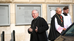 Kraków, 30.04.2020. Metropolita krakowski abp Marek Jędraszewski przed rozpoczęciem mszy św. w 75-lecie wyzwolenia hitlerowskich obozów koncentracyjnych w Sachsenhausen, Dachau i Ravensbrueck. PAP/Ł. Gągulski