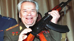 Gen. Michał Kałasznikow, projektant karabinu AK-47 podczas uroczystości zorganizowanej w 50-lecie rozpoczęcia jego produkcji.  PAP/CAF-EPA