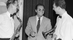 Leopold Tyrmand (C) z muzykami na Festiwalu Jazzowym w Sopocie w 1957 r. Fot. PAP/CAF/J. Uklejewski