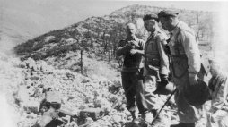 2 Korpus Polski w bitwie o Monte Cassino: Generałowie Władysław Anders (1. z lewej) i Bronisław Duch (2. z lewej) w towarzystwie nierozpoznanych żołnierzy. Fot. NAC